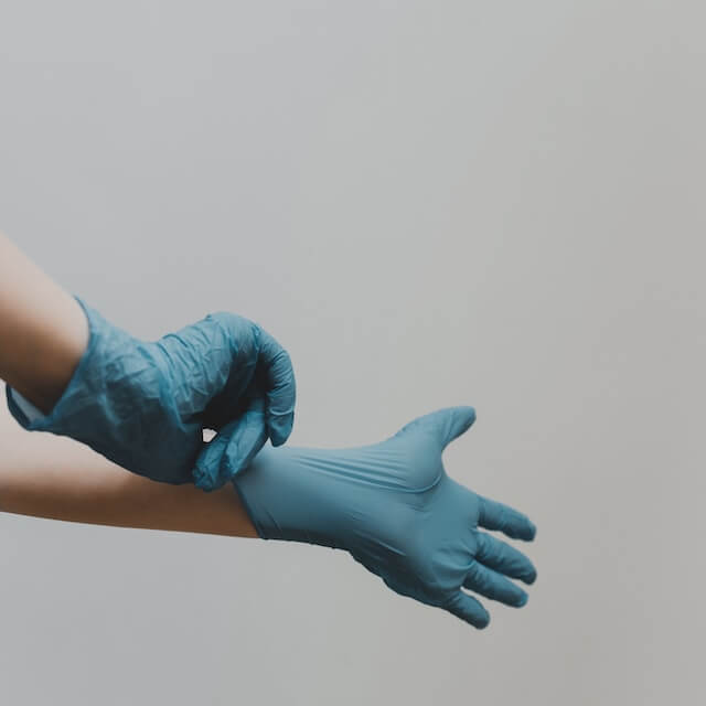 의료장갑끼는_사람