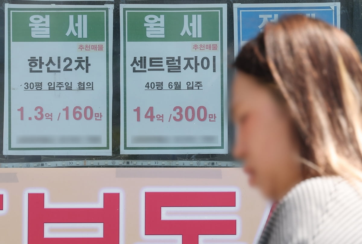 서울 시내 한 부동산에 월세 안내문이 붙어 있다.