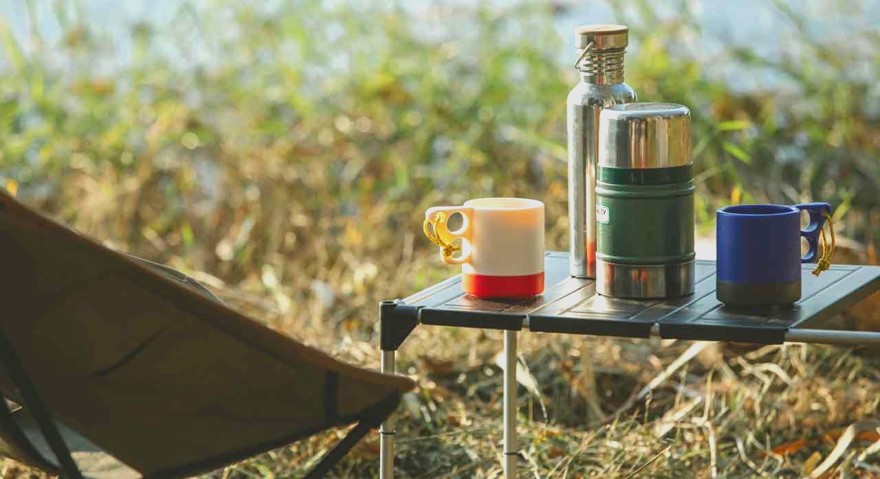 캠핑 테이블에 컵과 보틀이 올려져 있다. [ⓒPexels &lsquo;Uriel Mont&lsquo;]
