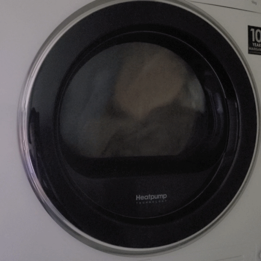 건조기안에서 돌아가는 수건