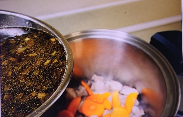 고기와 당근위에 붓는 돼지갈비찜 양념