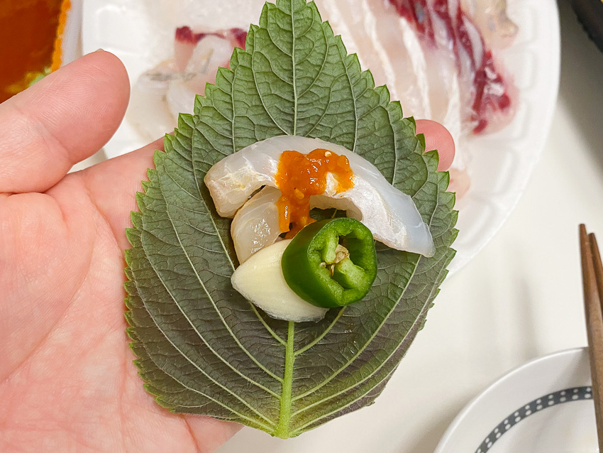 봄도다리 2점과 마늘 청양고추와 막장을 넣어 한 쌈만들기