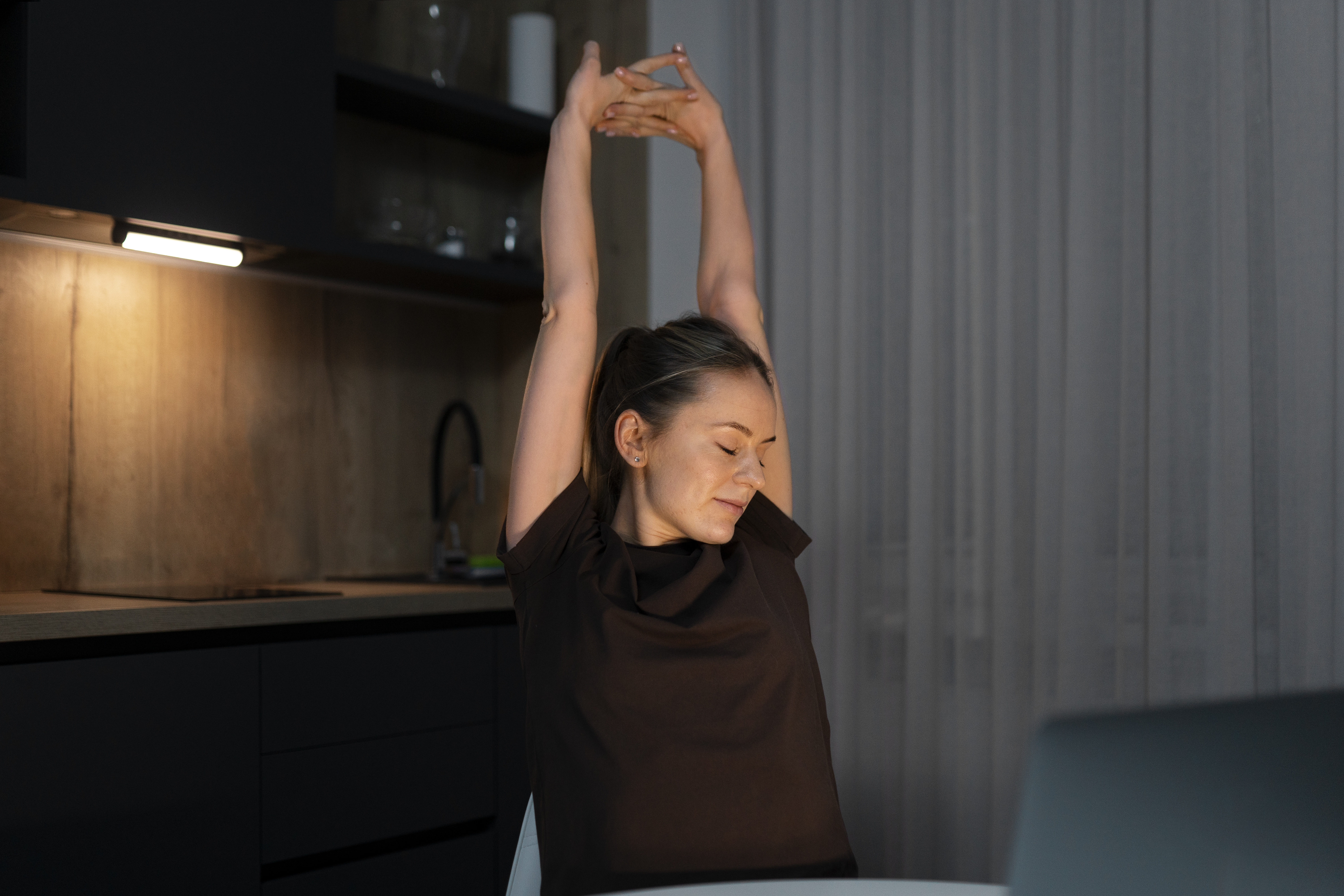 수면 전 이완 기법을 실천하는 모습 또는 명상하는 이미지]