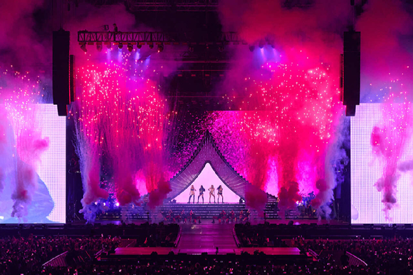 블랙핑크가 17일 오후 서울 고척동 고척 스카이돔에서 &#39;BLACKPINK WORLD TOUR [BORN PINK] FINALE IN SEOUL&#39;를 열고 노래하고 있다. [사진=YG엔터테인먼트]
