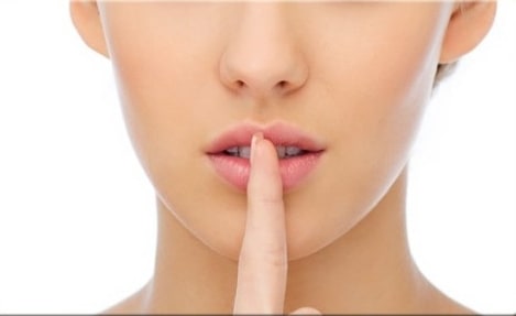 방광-안좋은-여성-손가락-입술-대며-비밀