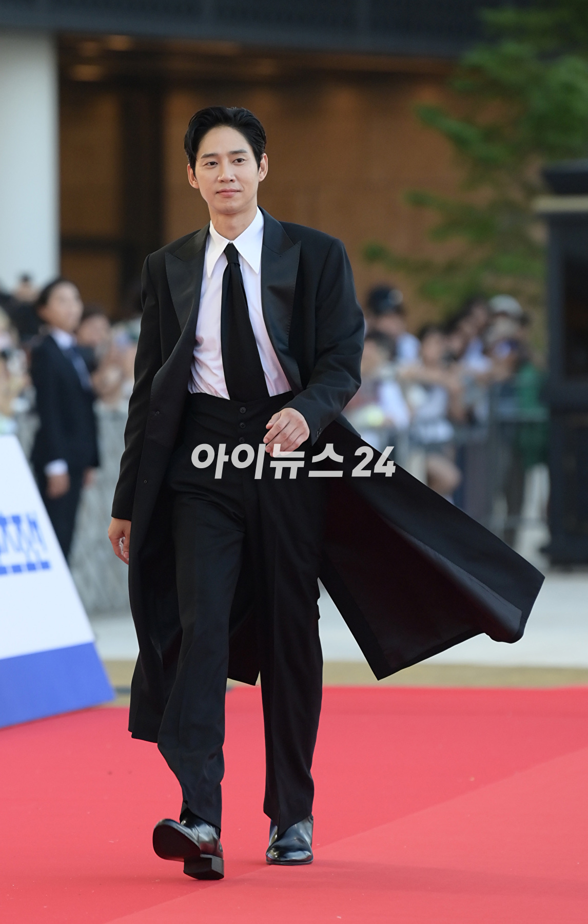 배우 박성훈이 19일 인천 파라다이스시티에서 열린 제2회 청룡시리즈어워즈 레드카펫 행사에 참석하고 있다. [사진=정소희 기자]