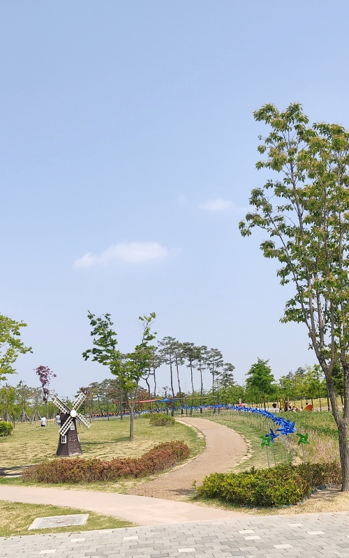 입구 오른편 바람개비존