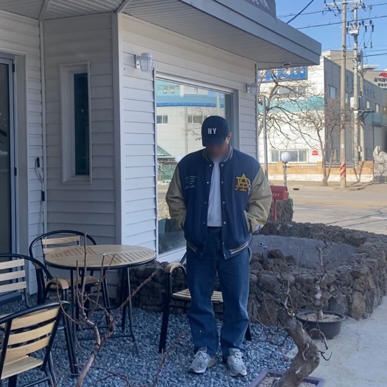 데일리룩(오뭘입) 뉴에라 NY 볼캡&#44; 아디다스 바시티재킷&#44; 어커버 반팔&#44; 무탠다드 레귤러핏 데님팬츠&#44; 뉴발란스 993&#44;남자데일리룩&#44; 남자데일리코디&#44; 남자데일리패션&#44; ootd