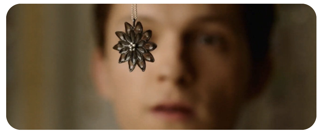 피터가 선물한 블랙달리아 목걸이