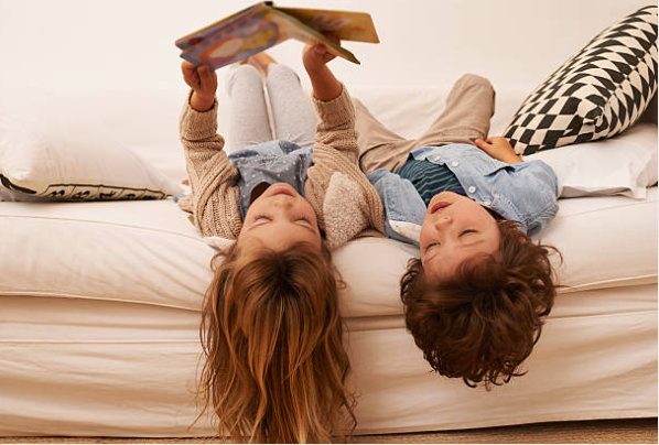 책 읽는 모습 이미지