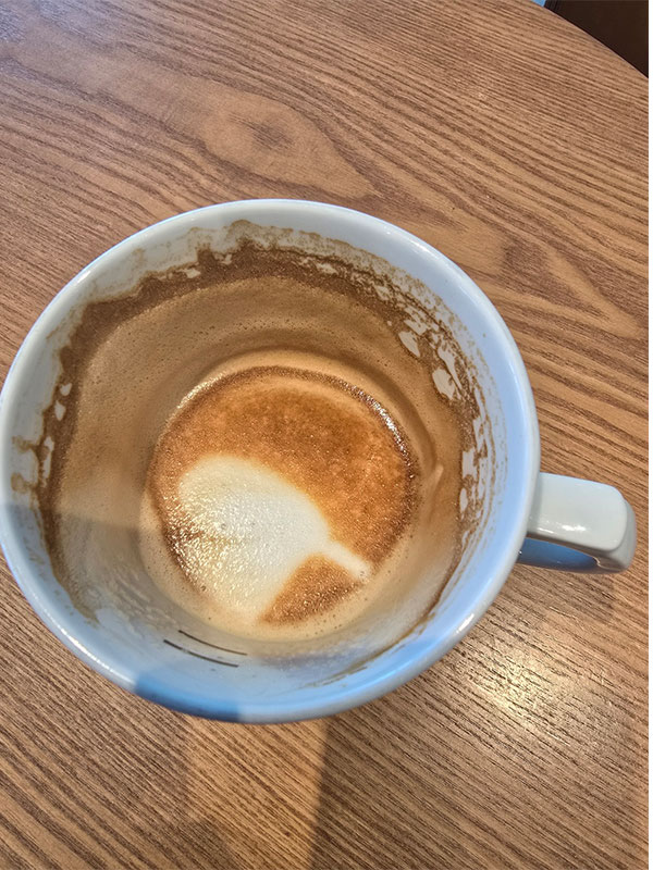 다 마신 따뜻한 라떼