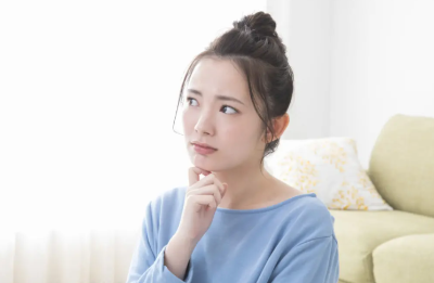 고민하는 여성