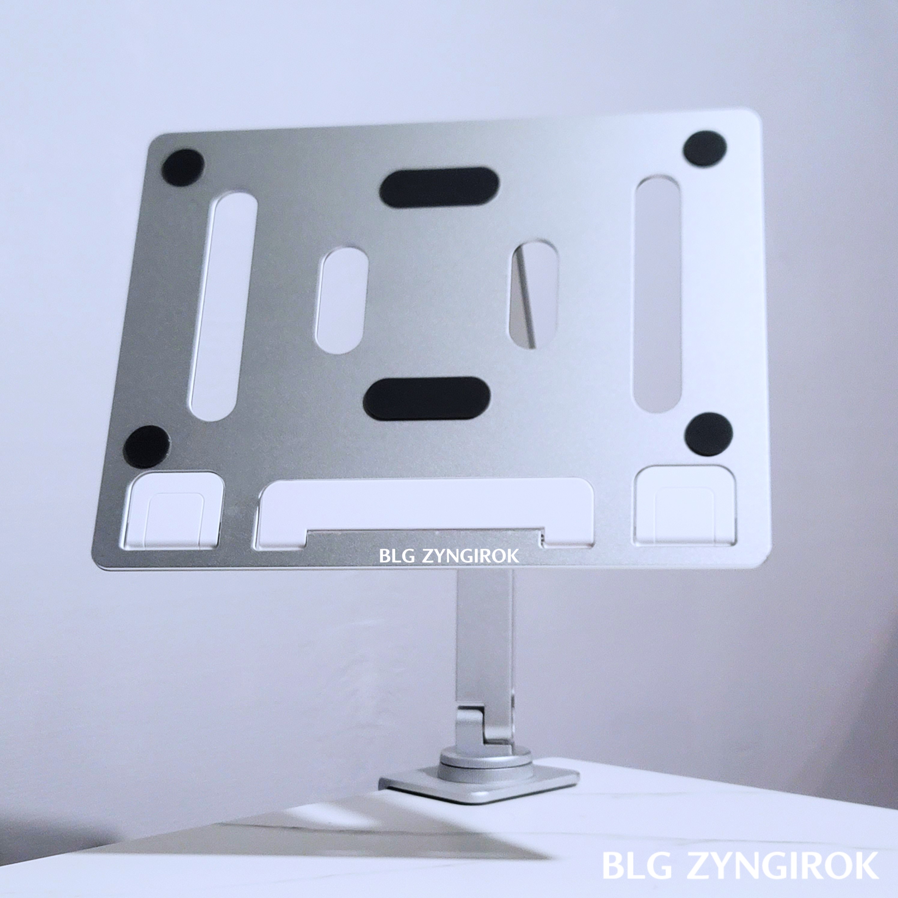 노트북 거치대 거치한 모습이다.