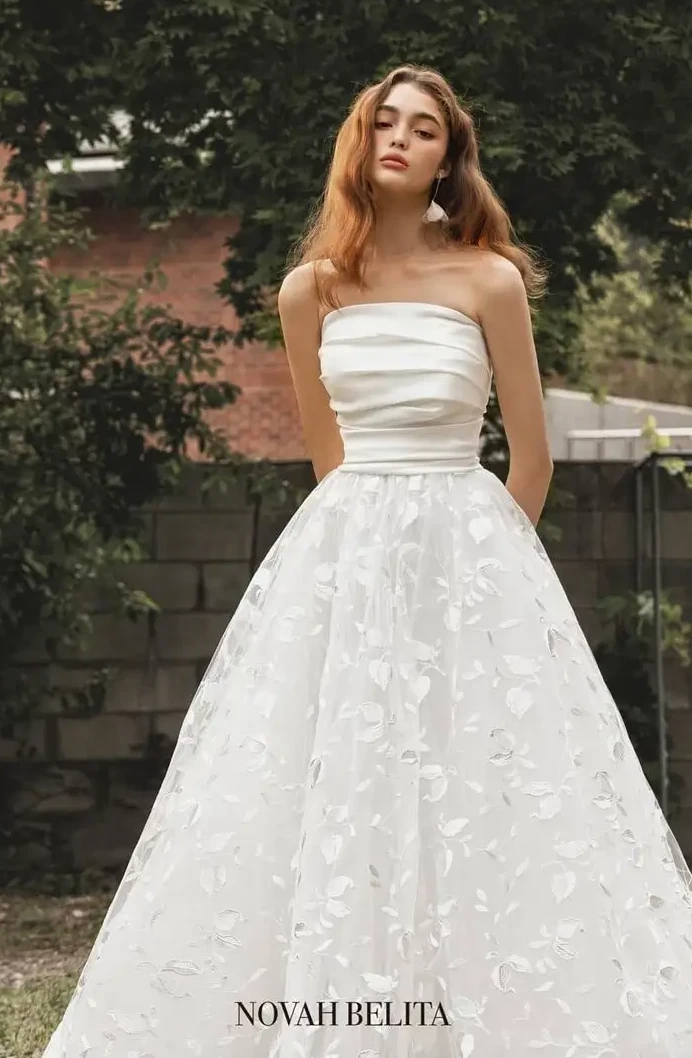 노바벨리타-실크탑-레이스치마-풍성라인-드레스를-입은-모델의-앞모습