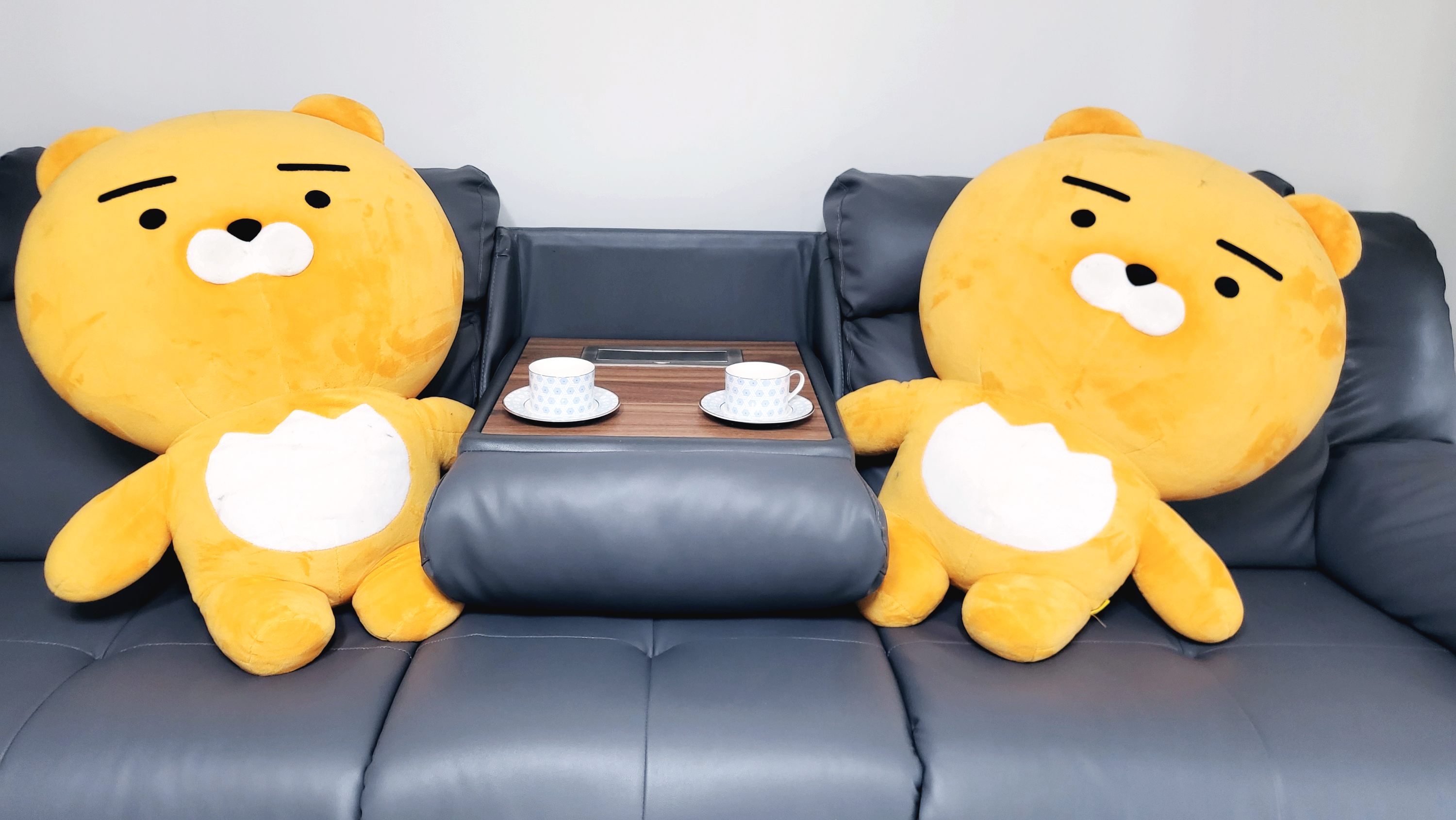 청소 후 차 한잔하는 모습