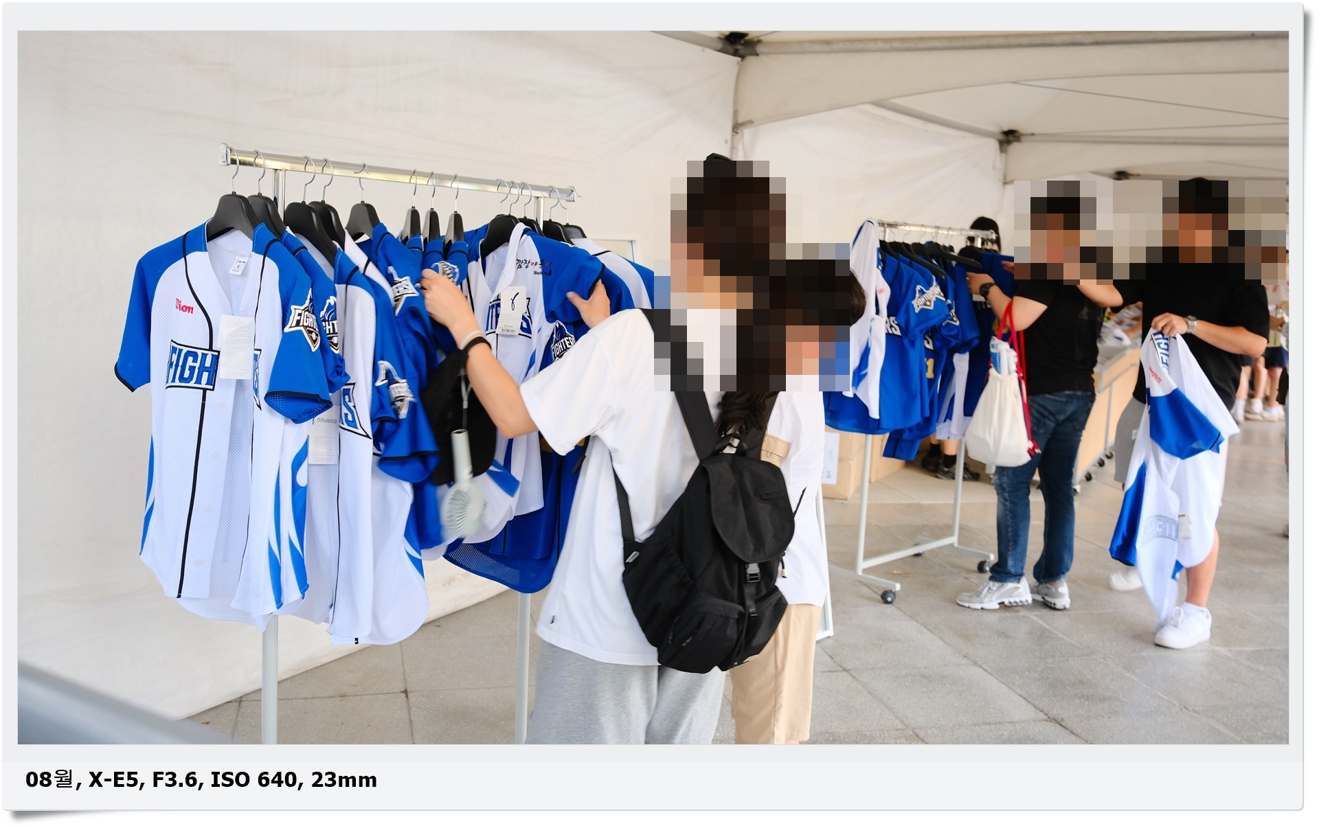 불꽃야구 팝업스토어 앞 굿즈 판매 부스 분위기