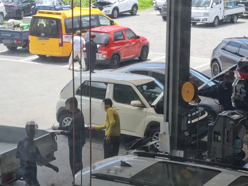 12V 보조 배터리 충전 후 바로 블루핸즈 백천점에 차를 맡겼습니다.