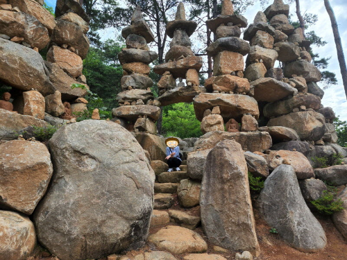 돌탑아래앉아서