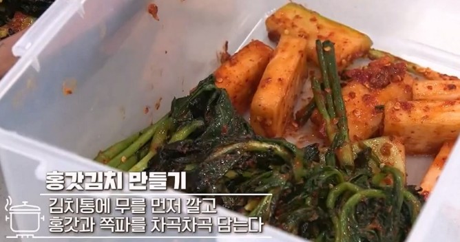 김치통-무를-먼저-깔고-홍갓과-쪽파를-담는다