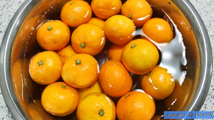 소금물에-귤-세척