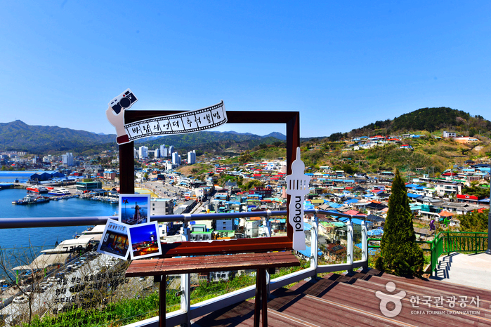 전망대에서 바라본 바다와 집들이 있다.