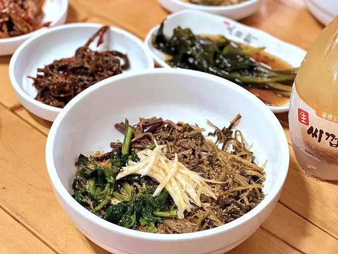 천연 그대로의 신선한 재료들을 수확하는 농장 산나물 채취, 농장체험, 토종 닭 백숙 한 상 강원 화천 맛집