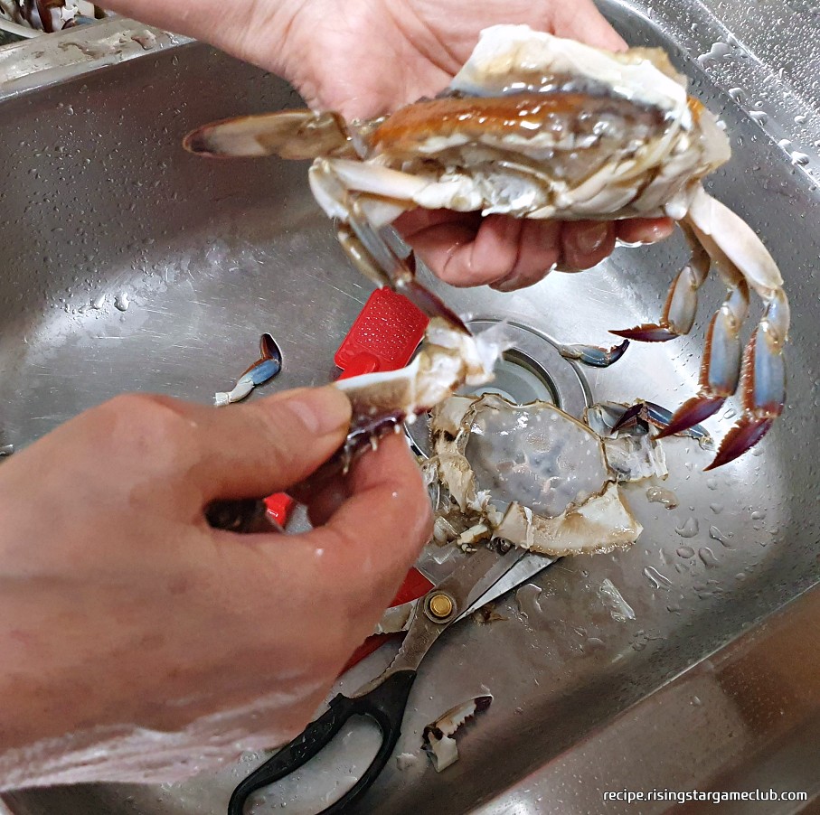 맛있는 양념게장에 들어갈 꽃게의 집게 다리를 따로 분리하는 사진
