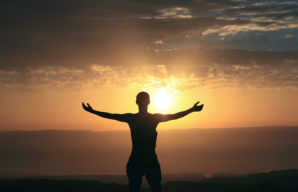 떠오르는 태양 아래 하는 아침 운동