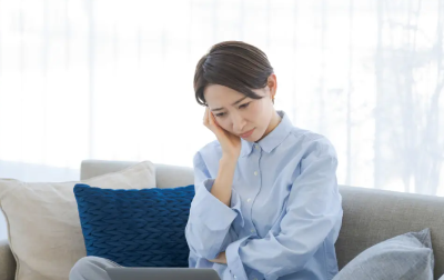 고민하는 여성