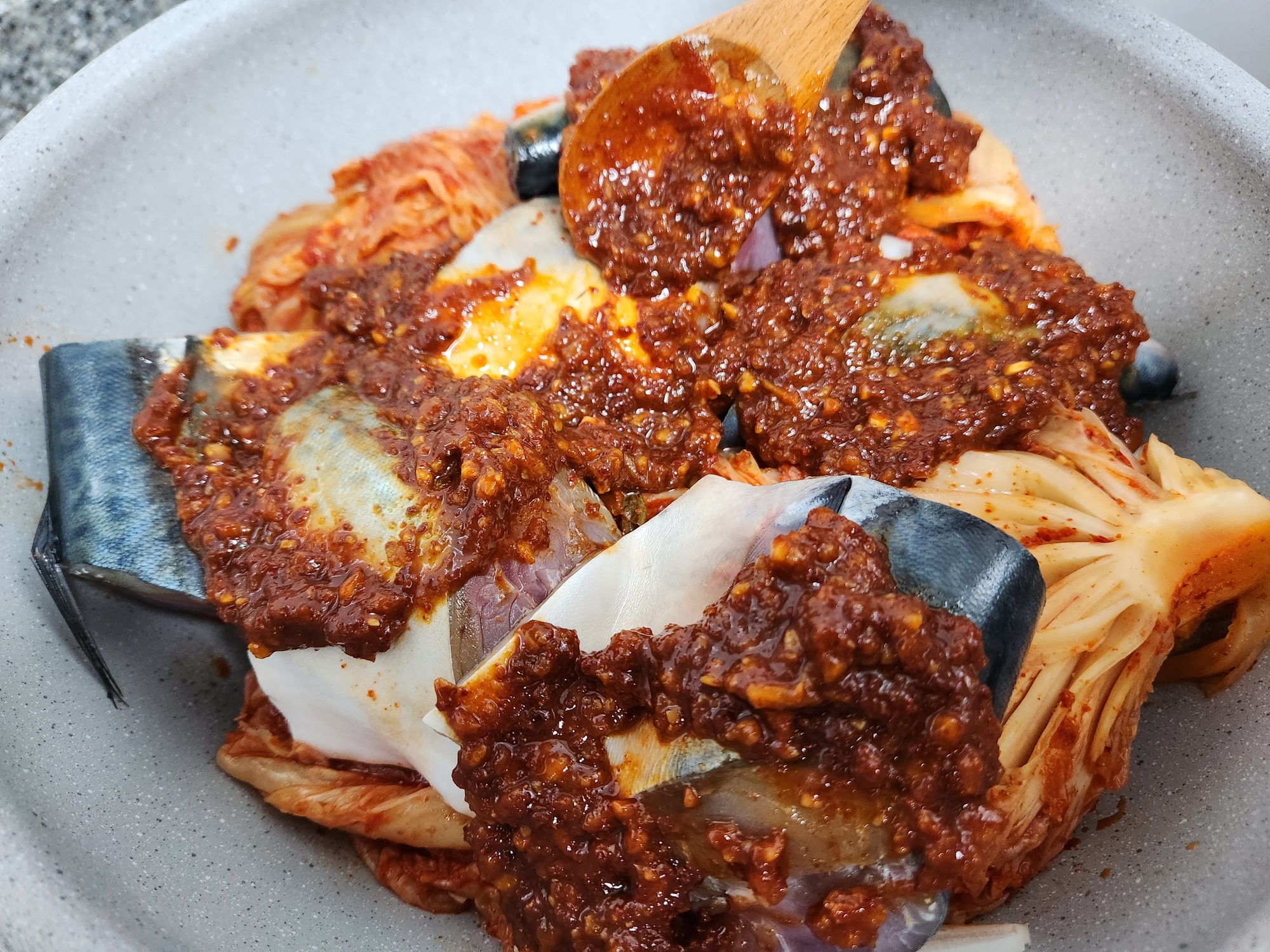 고등어 김치찜 양념올리기
