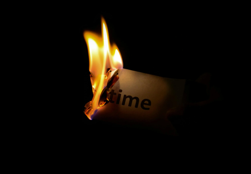 시간이라고 적힌 쪽지가 불에 타는 모습