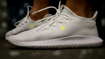 운동화를 맨발로 신고 있는 모습