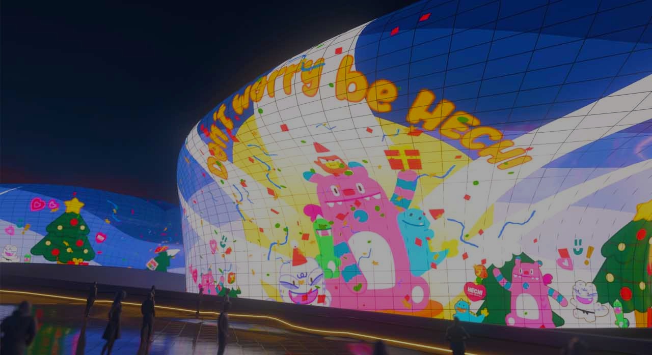 DDP 외벽 전체에 형형색색 미디어파사드가 투사되고, 광장에서 시민들이 관람하는 모습이다. [ⓒDDP 공식 홈페이지]