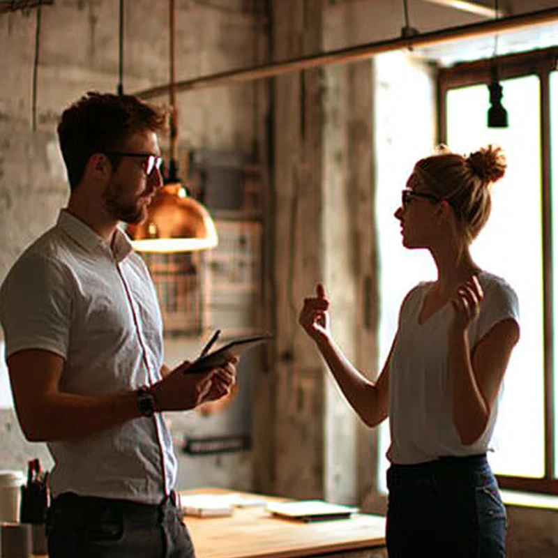 젊은 직장인이 금융 상담가와 함께 퇴직연금 계획과 ETF 포트폴리오를 논의하며, 미래를 준비하는 신뢰 넘치는 대화를 나누는 장면.