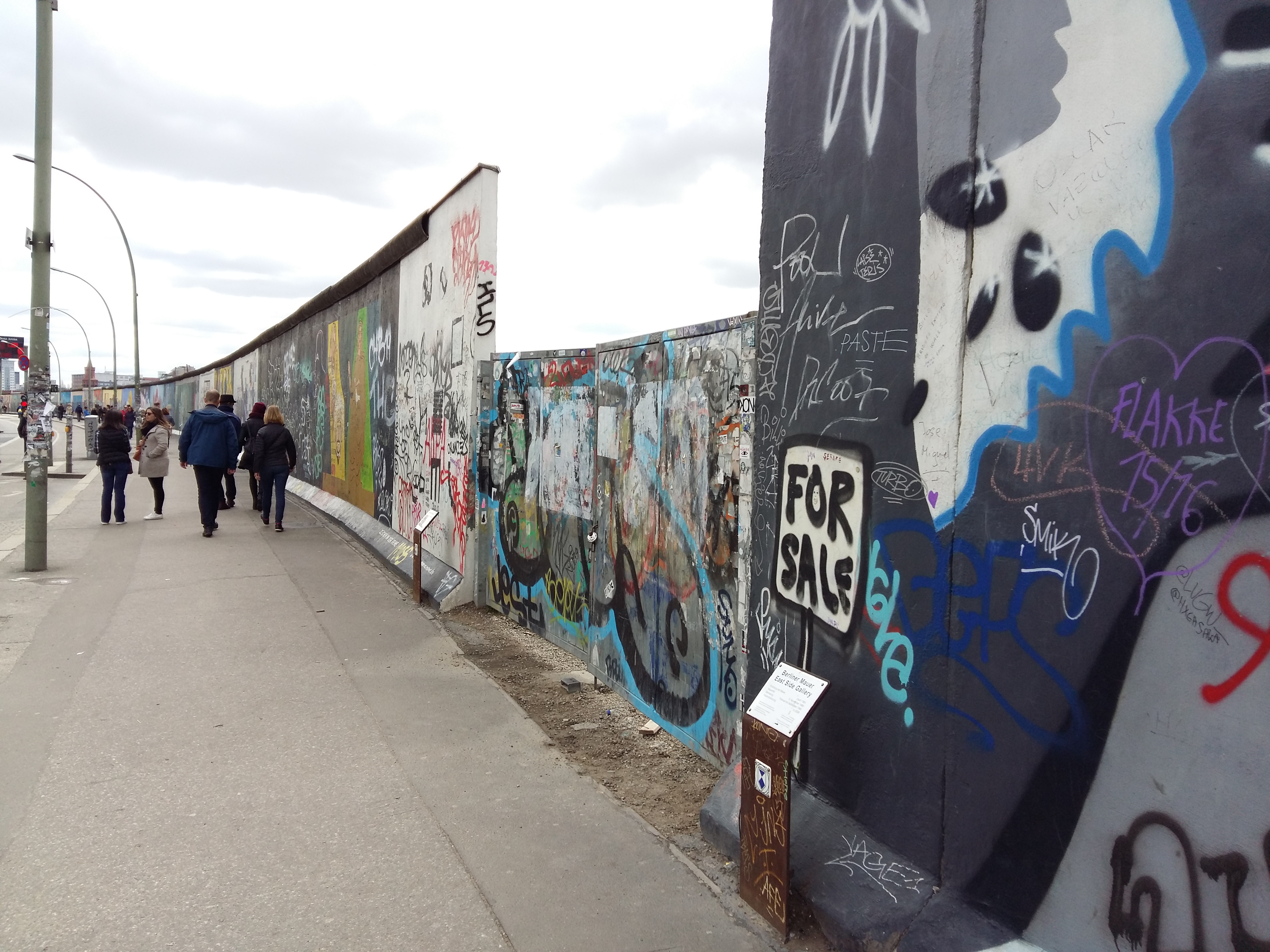 독일 베를린 장벽과 이스트 사이드 갤러리 중간 부서진 한 칸