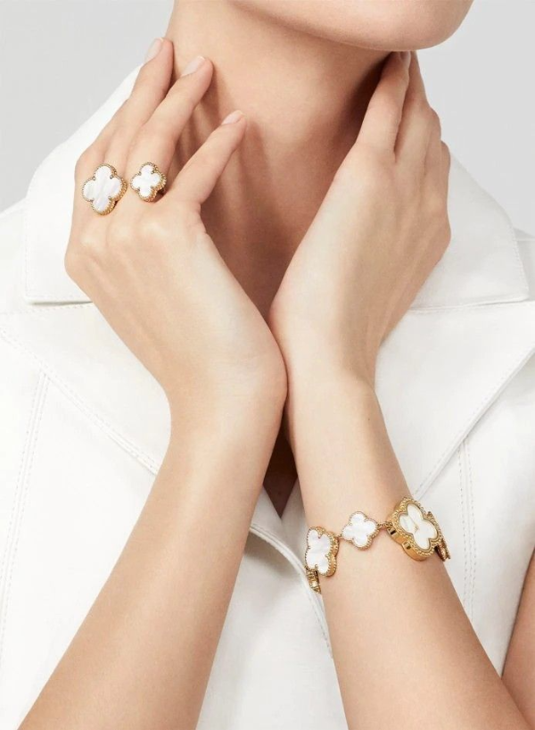 부의 창고를 잠그는 황금 빗장 물상 반클리프 알함브라 커넬리언 팔찌