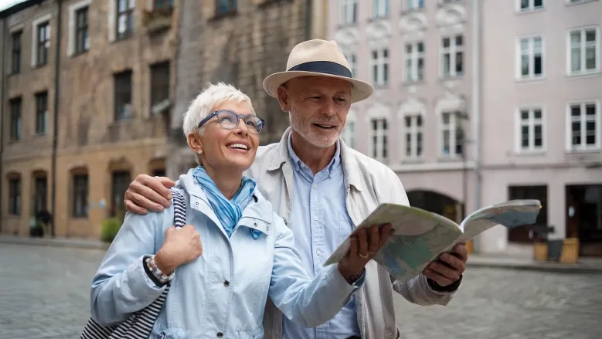 노부부의 거리를 걷는 모습