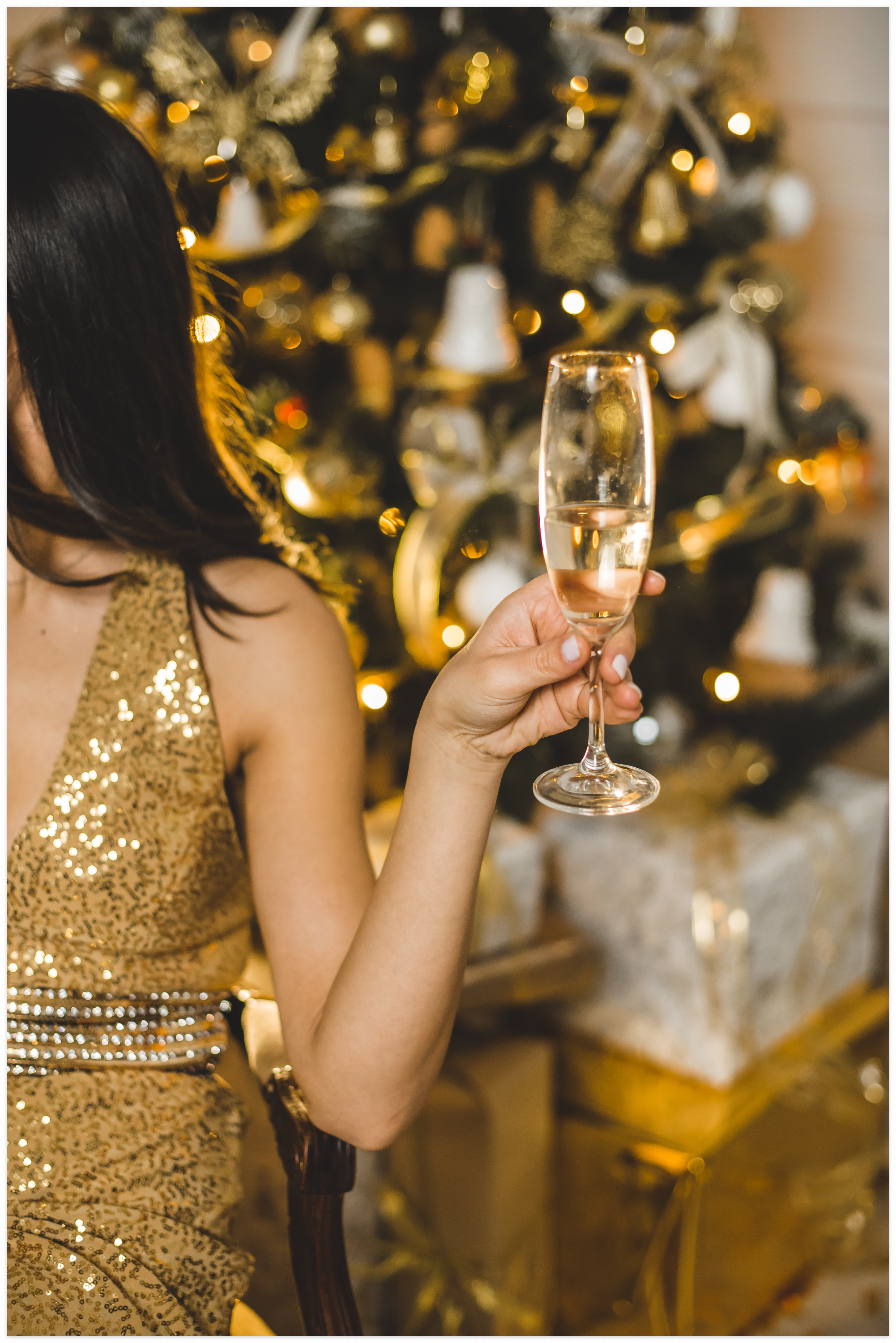 황금색 드레스입은 여성, 샴페인 잔, 크리스마스트리,
황금티켓 신드롬 예시 사진