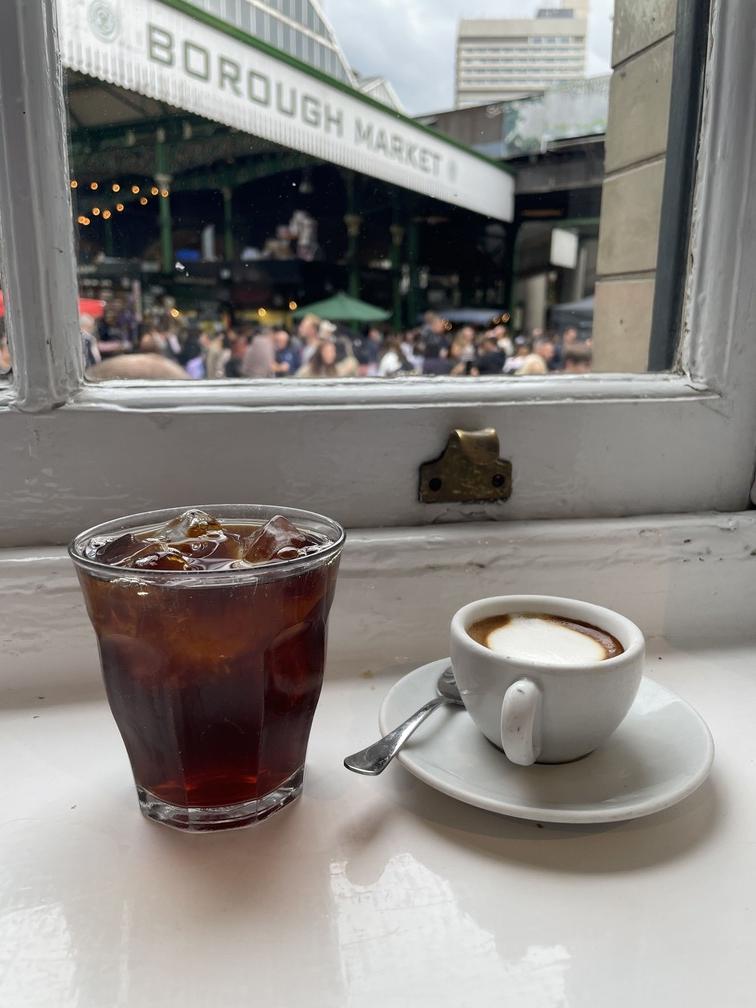 항상 손님으로 북적대는 활기찬 마켓, 빠에야/초코딸기로 유명한 런던의 버로우마켓, 사진 © 가을연못 autumnpond24.com