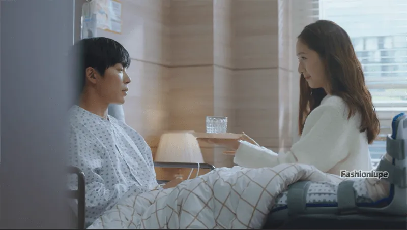 김재욱에게 물을 건네주는 정수정
