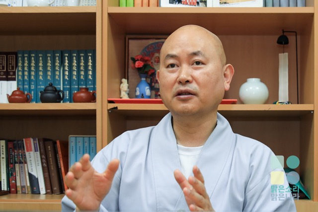 정도스님의 인터뷰 모습