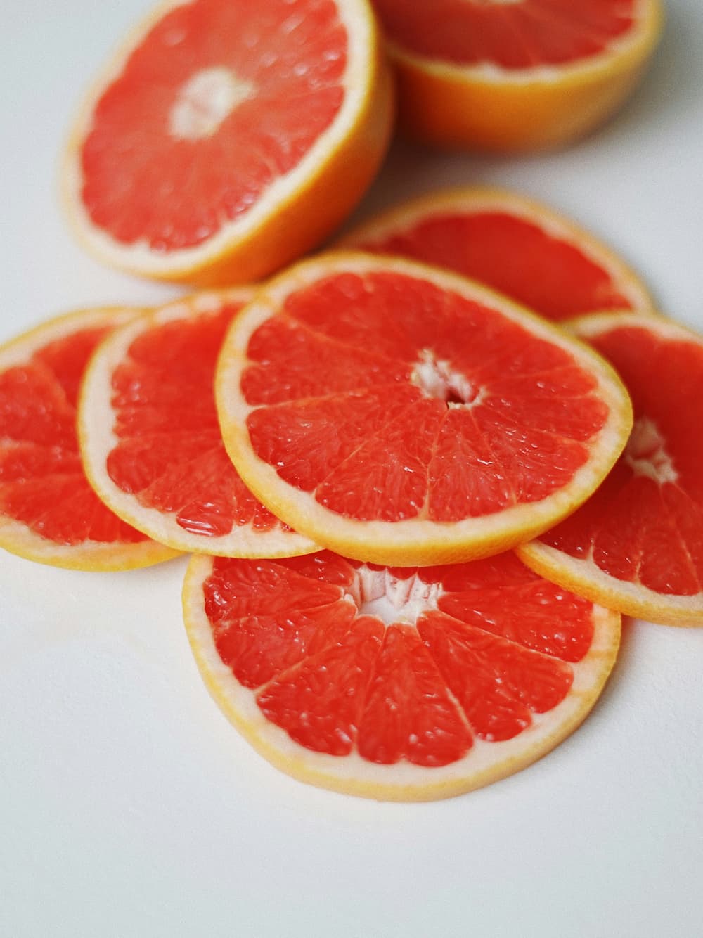 민트잎을 곁들인 시원한 과일 디저트