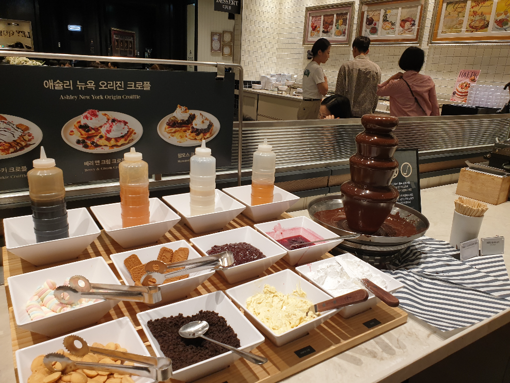 와플 토핑 재료 8가지와 소스 4가지 그리고 우측 퐁듀 분수