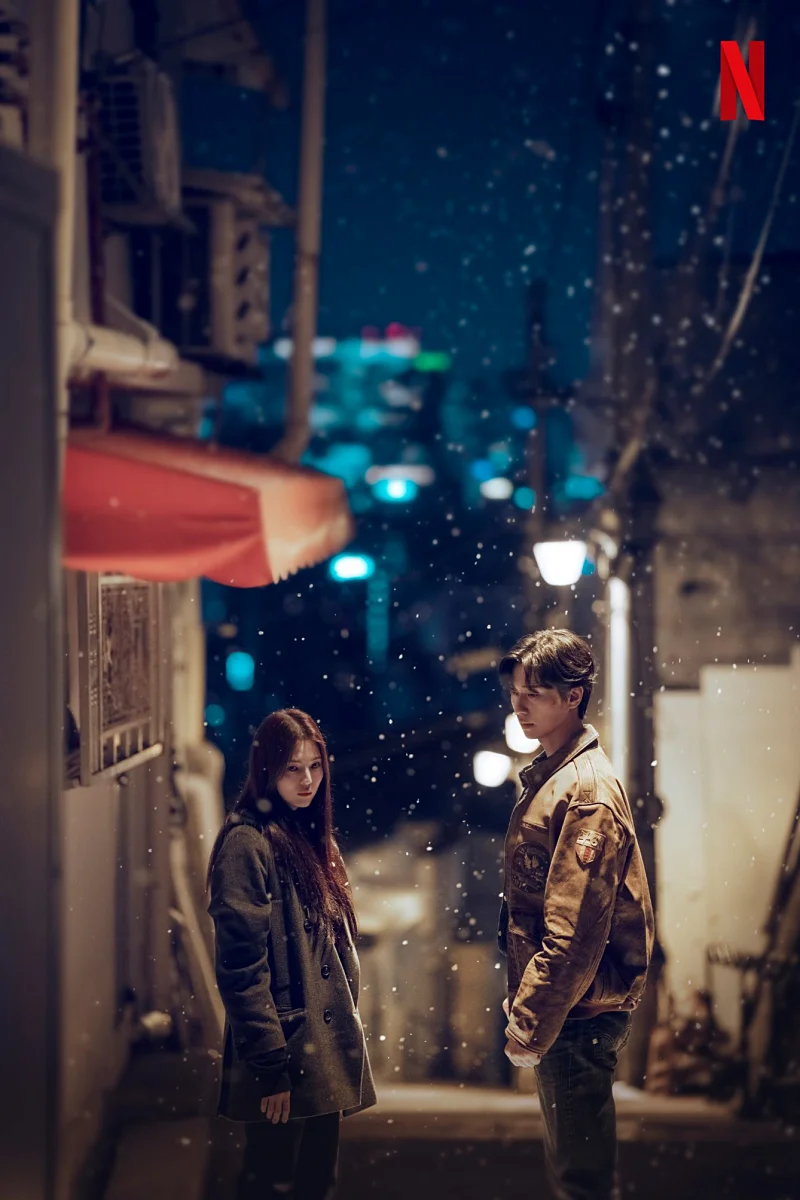 경성크리처 시즌 2에서 눈오는 어느 거리에 서로 마주하는 한소희, 박서준