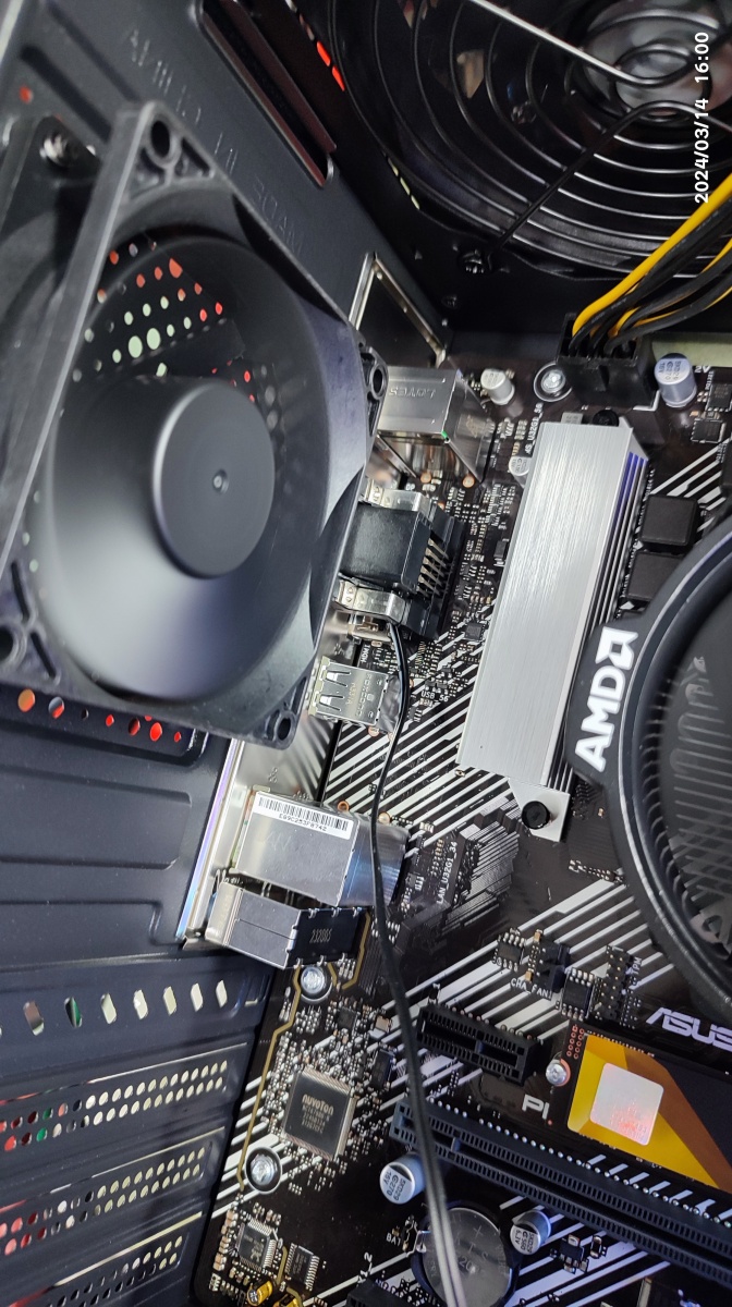 조립 후 후면팬의 전원선이 백패널과 메인보드 사이에 낀 걸 발견하고 수정했습니다.