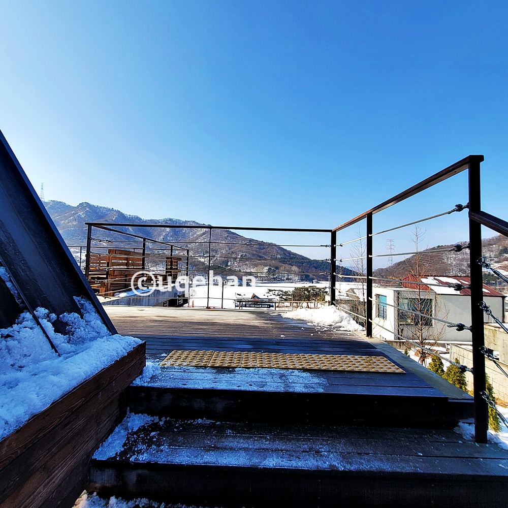 럿지 카페로 오르는 계단사진으로 앞에 넓은 뷰가 훤히 보인다.