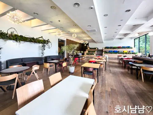 감각적인 인테리어와 다양한 컨셉 의자