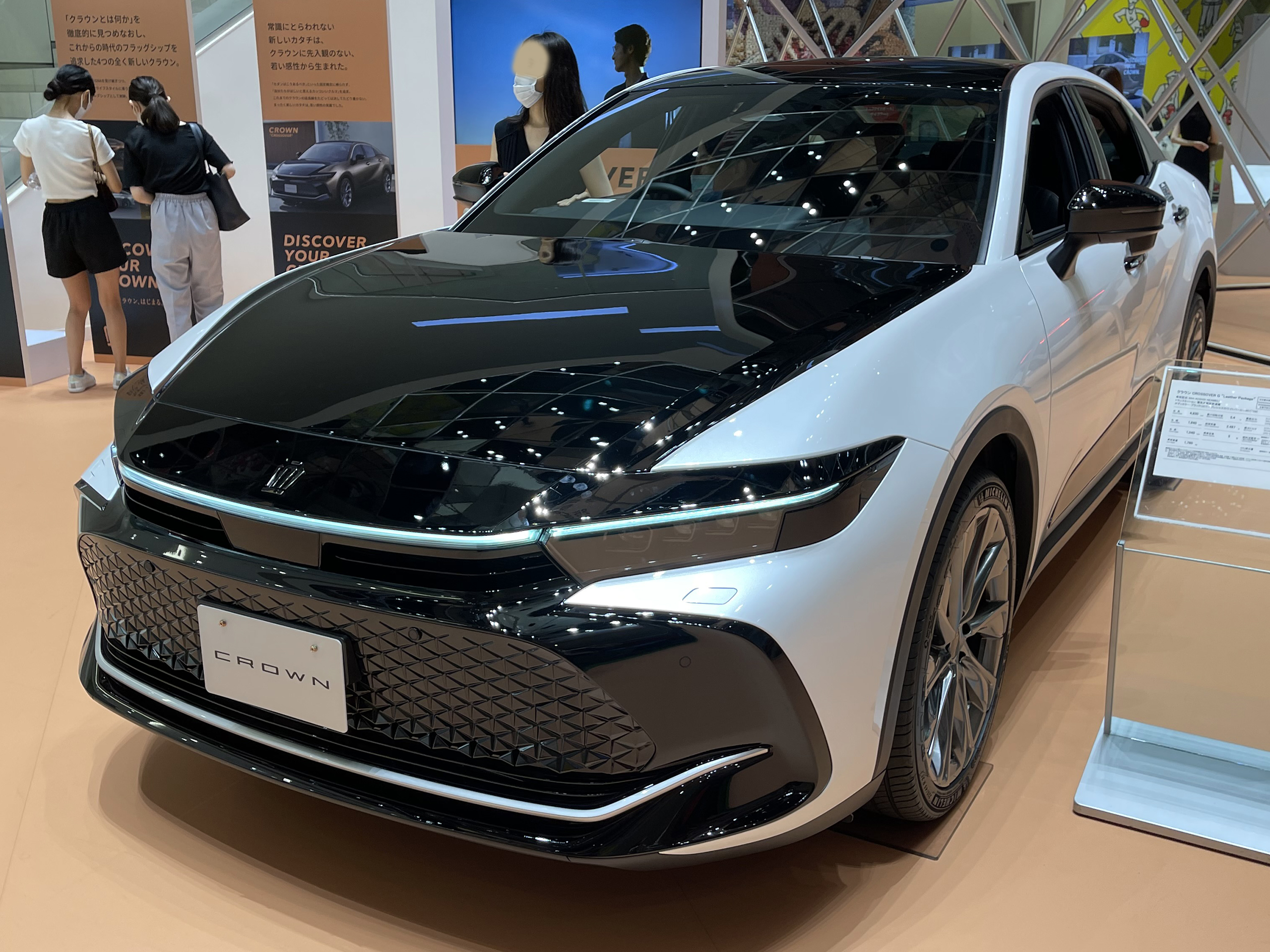 토요타코리아가 플래그십 모델인 '크라운(CROWN)'을 공식 출시, 8일부터 전국 토요타 전시장에서 사전 계약을 실시한다.