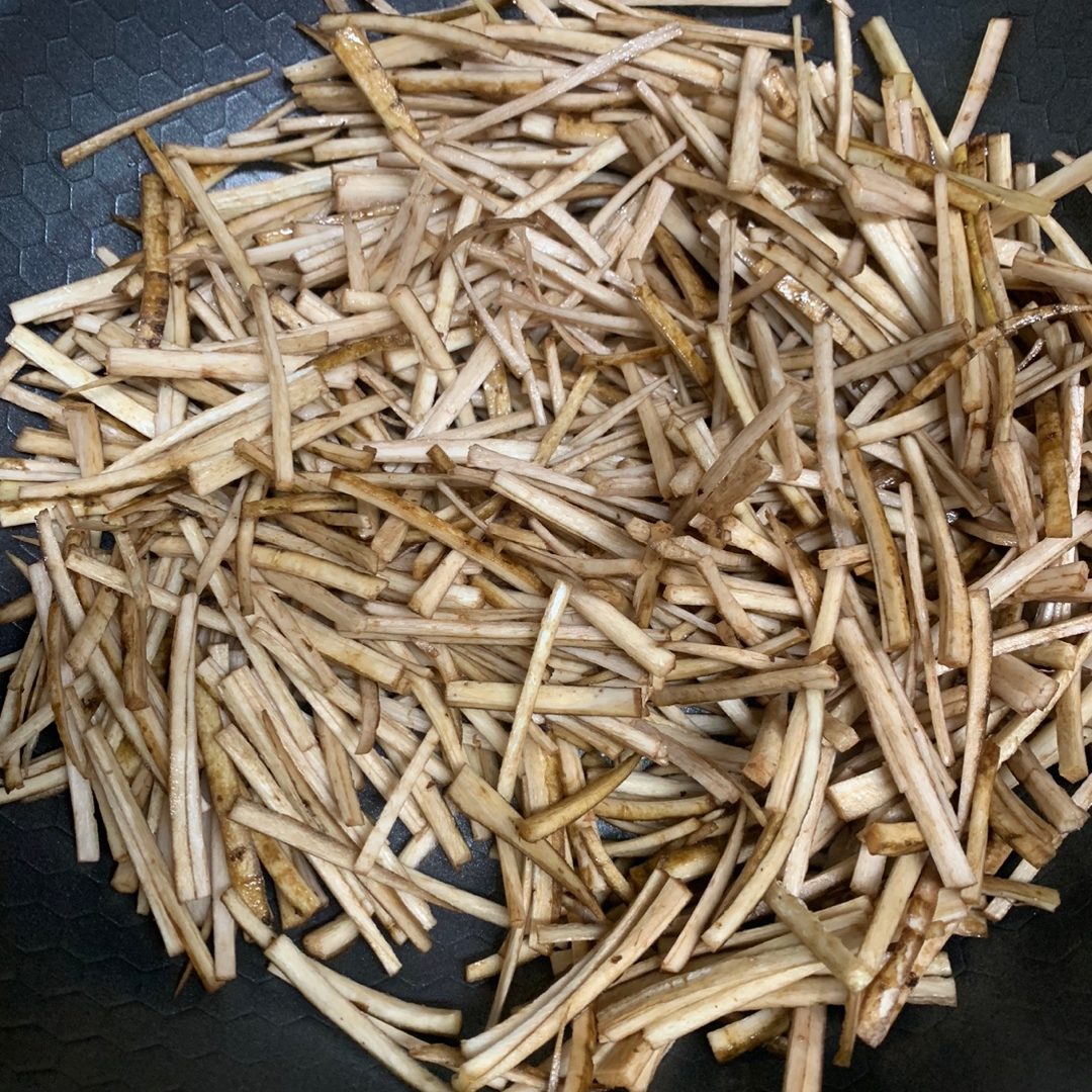 우엉 볶는 사진