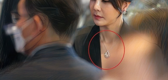 김건희 여사 측은 처음에는 해당 목걸이에 대해 아무런 해명을 내놓지 않다가, 2025년 5월 서울중앙지검에 제출한 진술서에서 “모조품이며 본인이 직접 구매했으나 대충 보관하다 잃어버렸다”고 밝혔습니다. 이후 목걸이가 김 여사의 친오빠 장모 집에서 발견되자, 왜 그곳에 있었는지에 대해서는 “지금은 이야기할 수 없다”는 입장만 내놓았습니다. 진술은 ‘모조품이며 분실’에서 ‘실물이 존재하나 경위는 설명 불가’로 바뀌었습니다.